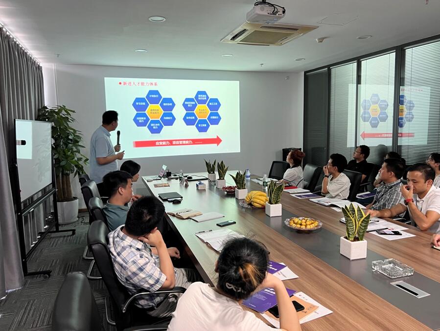 致合工程项目管理有限公司组织员学习培训