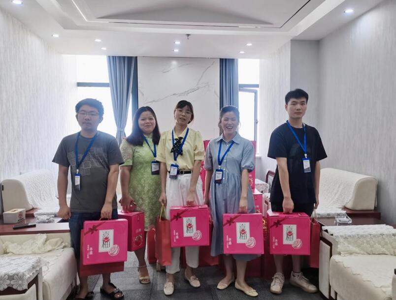 中邦通联项目管理集团给员工发放中秋礼品