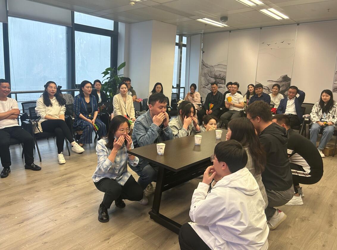 环球咨询公司组织员工快乐会议活动