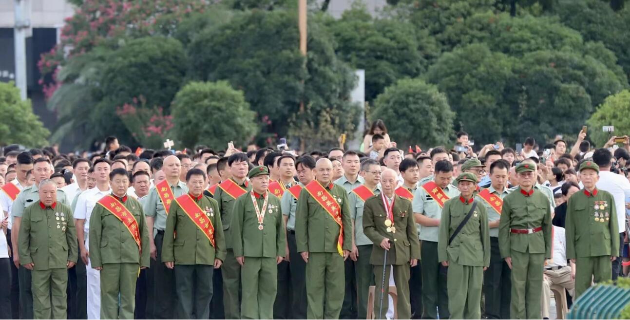 江西银信公司退役军人参加八一广场升旗仪式