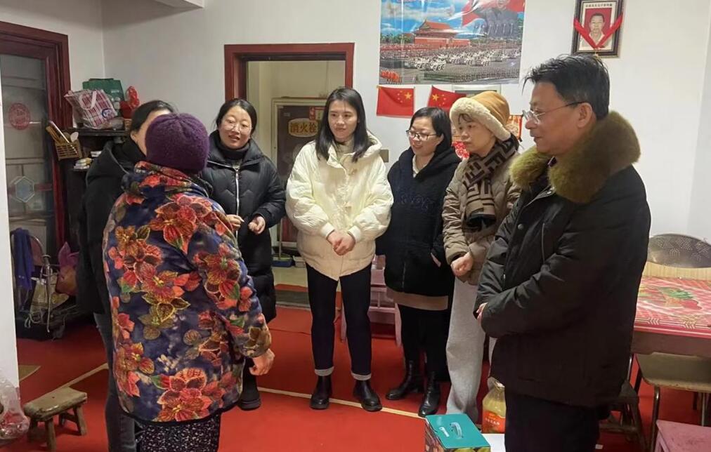 江西信永中和公司走访慰问老党员和困难群众