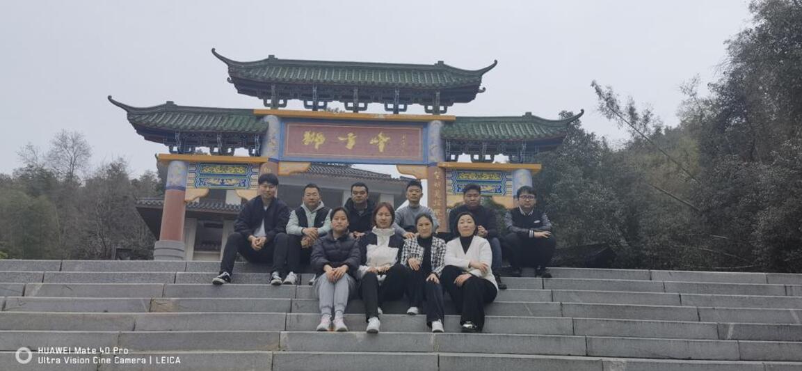 江西信德公司组织员工登山团建