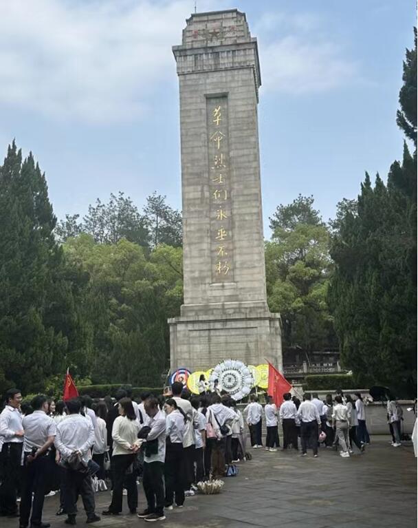 江西万邦公司开展烈士陵园祭扫活动