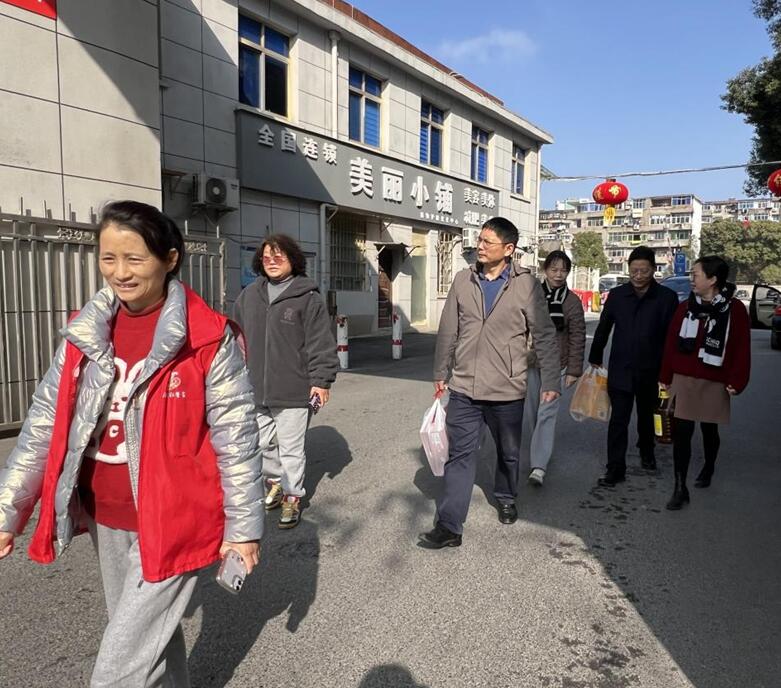 信永中和公司走访慰问困难群众