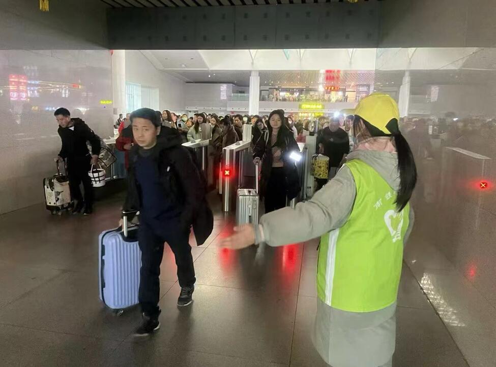 江西中辉公司组织员工开展志愿者助力春运活动